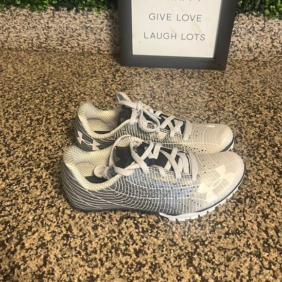 Boys UNDER ARMOR RACE SHOES - Picture 2 of 6